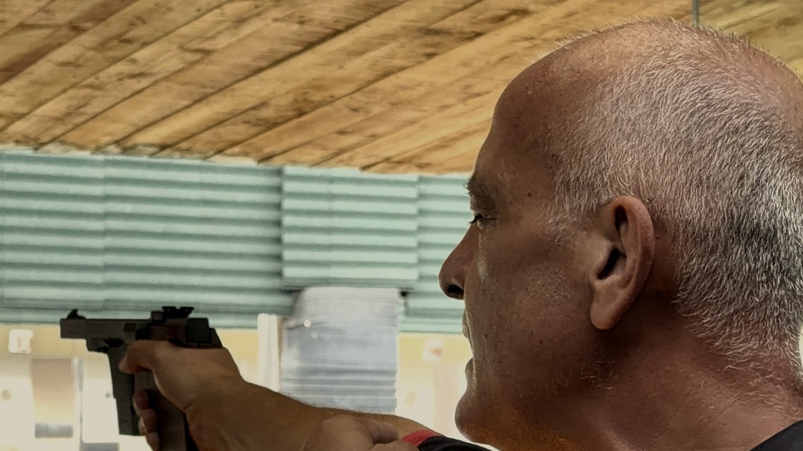 Juan Carlos Gil Alpuente apuntando con pistola en la galería de tiro