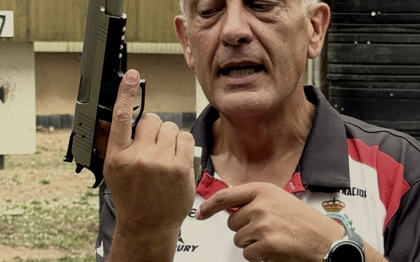 Juan Carlos explicando la técnica del empuñe